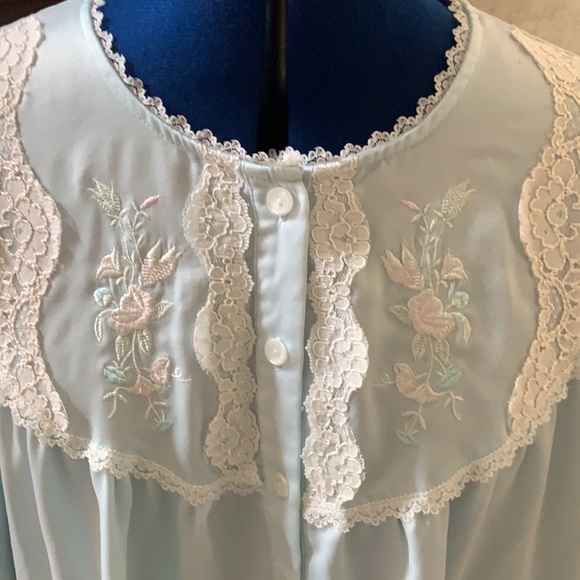 Miss Elaine long-sleeved silky nightgown. - Picture 4 of 13